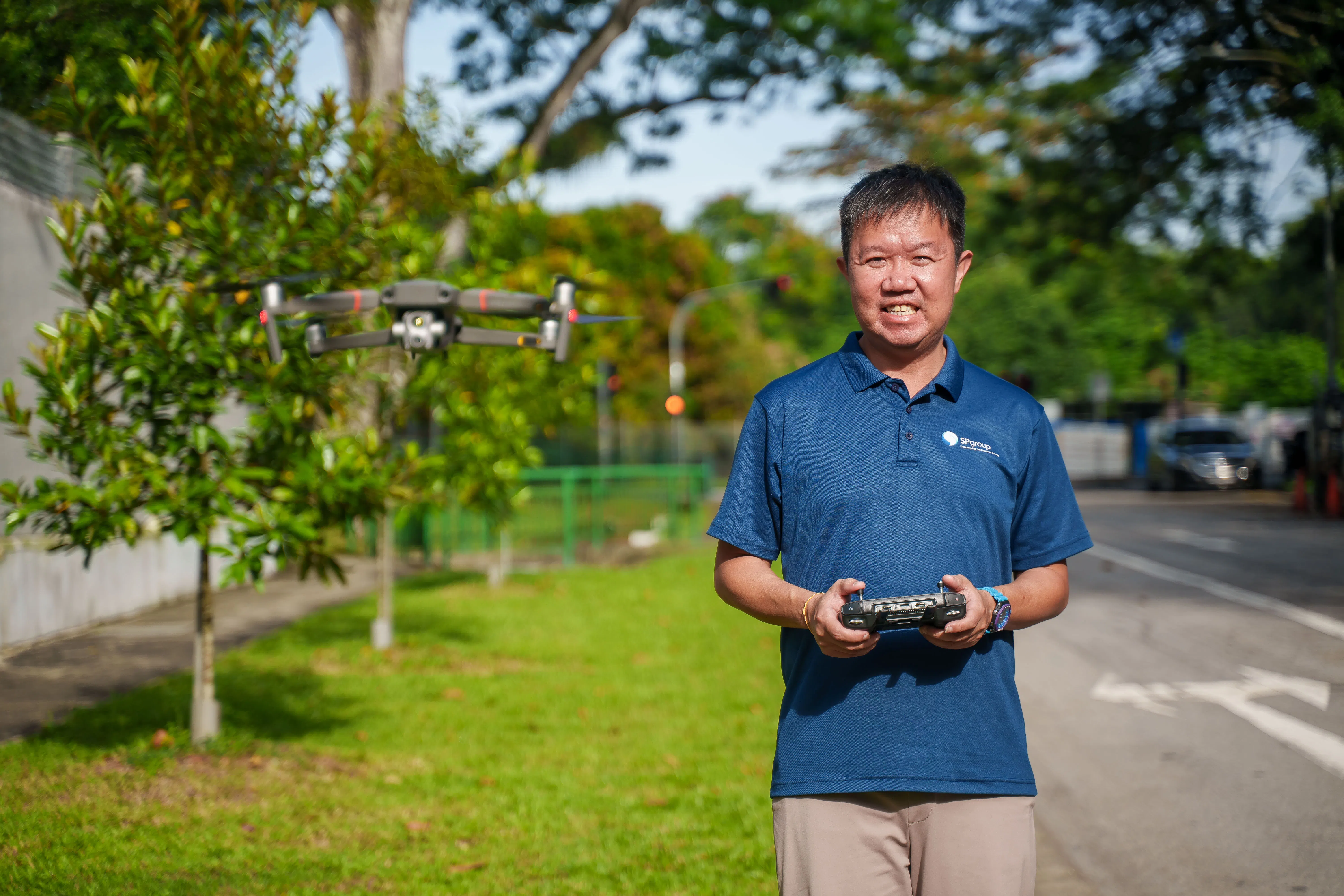已更新过无人机飞行执照的徐义祥表示，这项技能不仅降低了他的工作风险，也让他跟上时代和技术的步伐，并获得更大的工作满足感。（图/新能源提供）