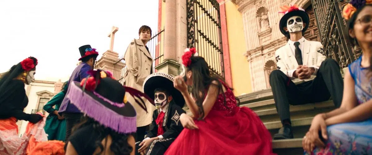 电影中氛围欢乐的墨西哥亡灵节与生死相隔的孤独感形成强烈反差。（剧照／互联网）