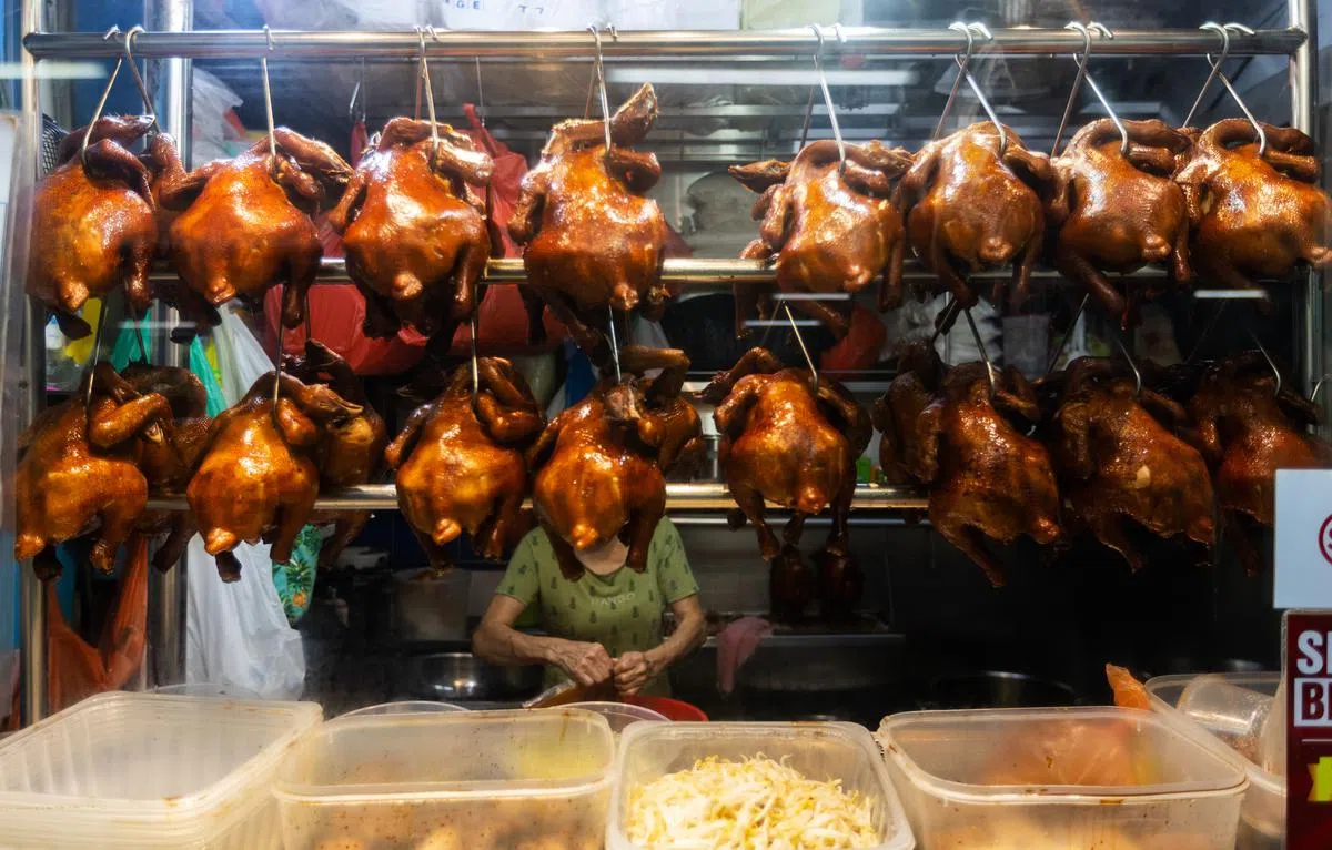 熟食摊主有可能因为鸡肉供应问题而选择暂时关闭停业。（张思庆摄）