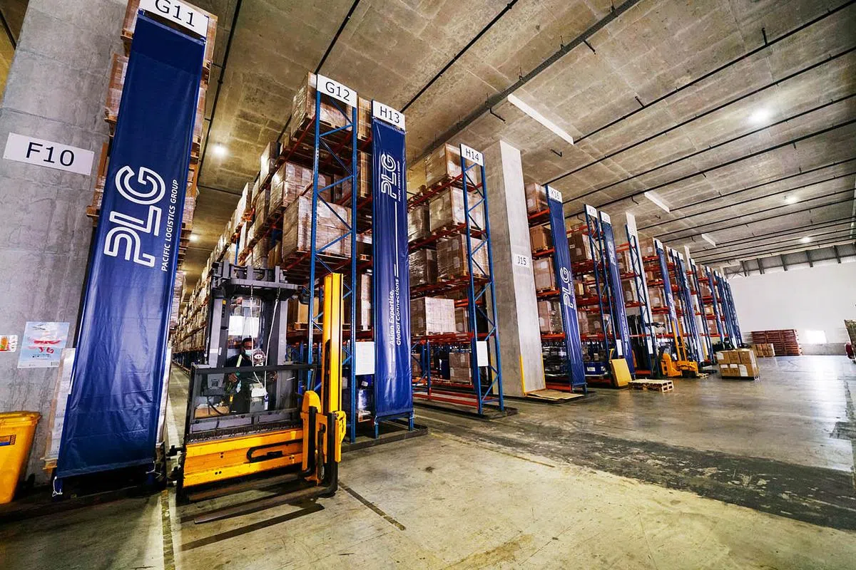 环通物流总部三楼的仓库面积达10万平方英尺，设有高货架三向式（VNA）系统，移动货品简易方便。（图／环通物流集团提供）