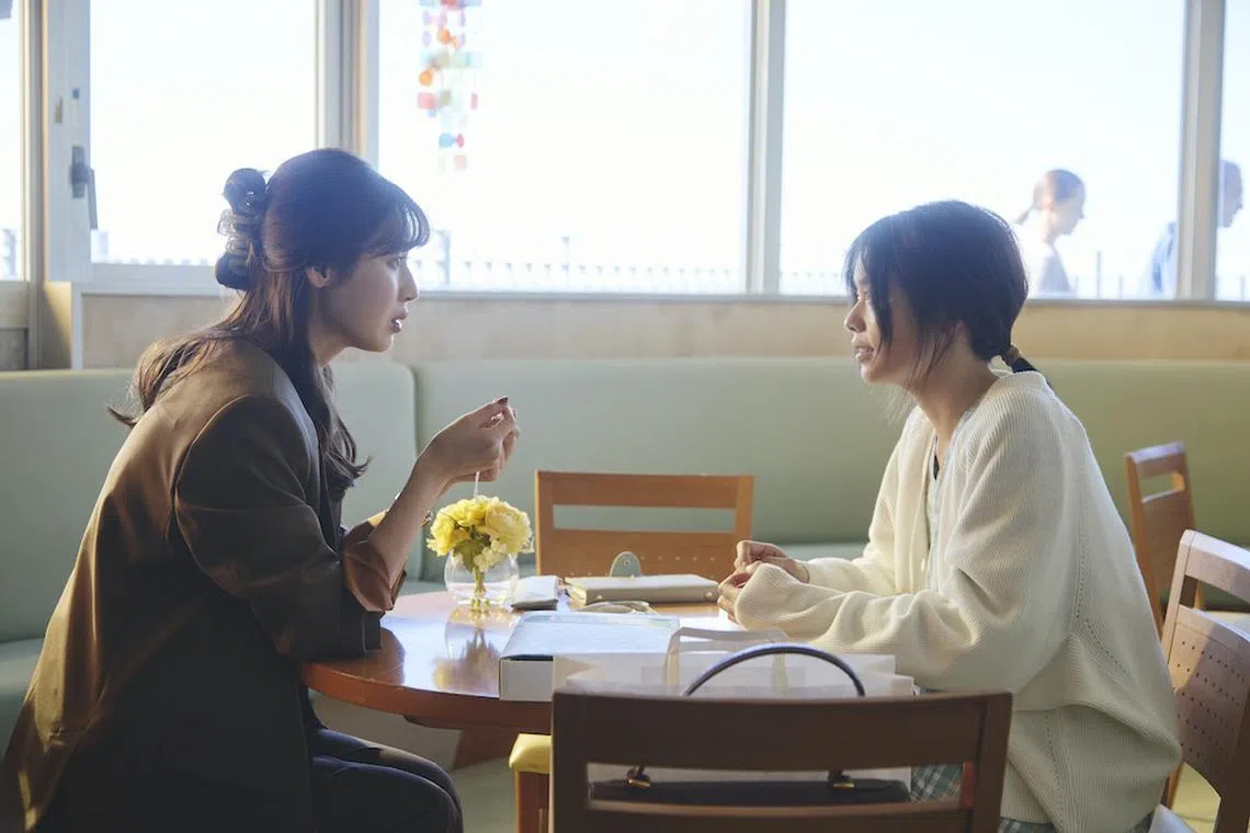 白石圣（左）饰演女主角小芝风花的坏闺蜜。（互联网）