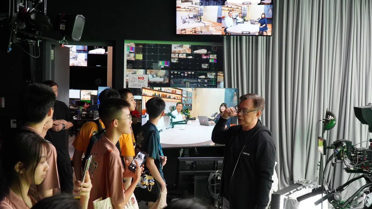 与会海内外学生参观报业中心摄影棚。（华侨中学提供）