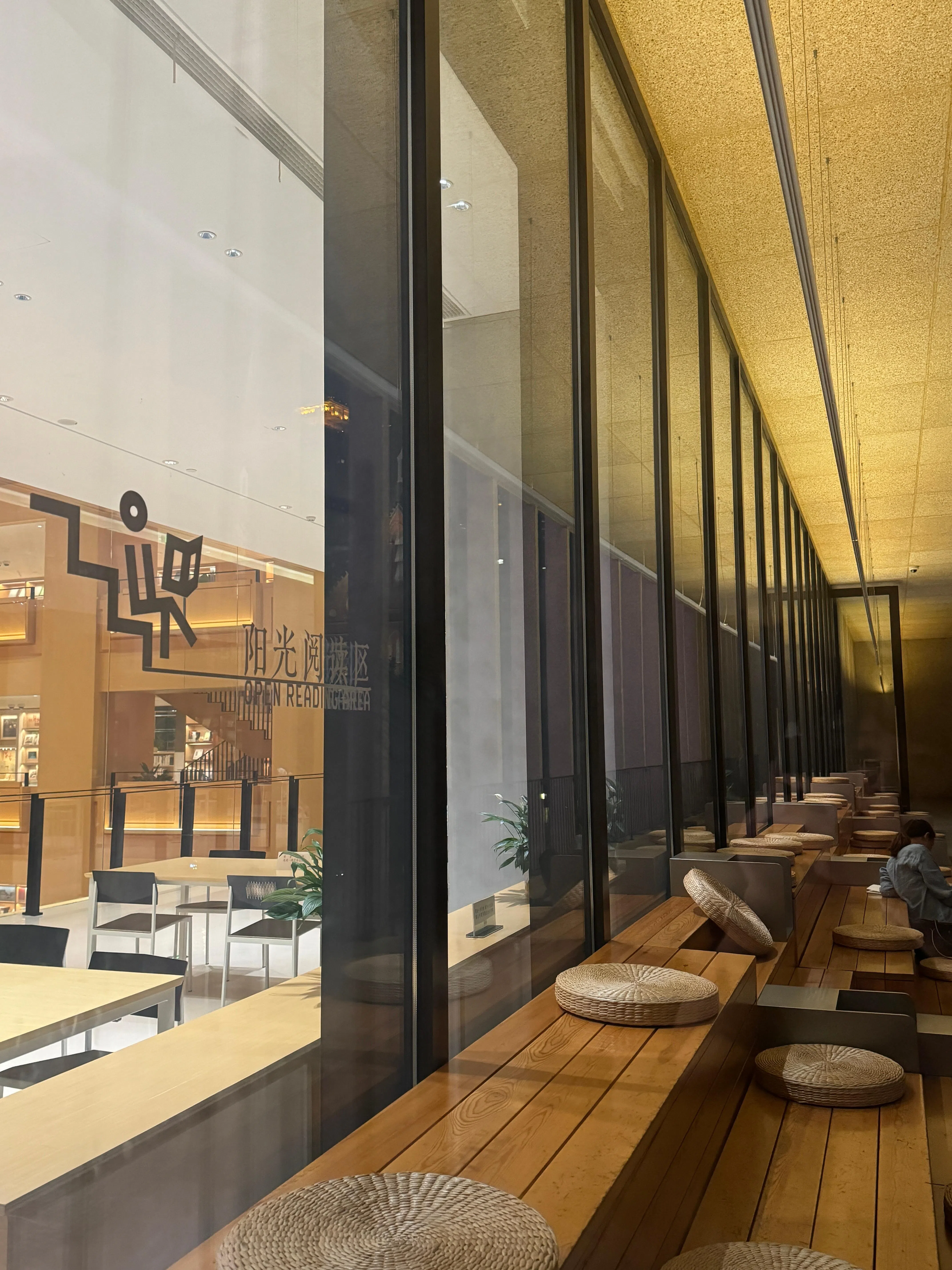 图书馆的户外“阳光阅读区”。（林莉琪摄）