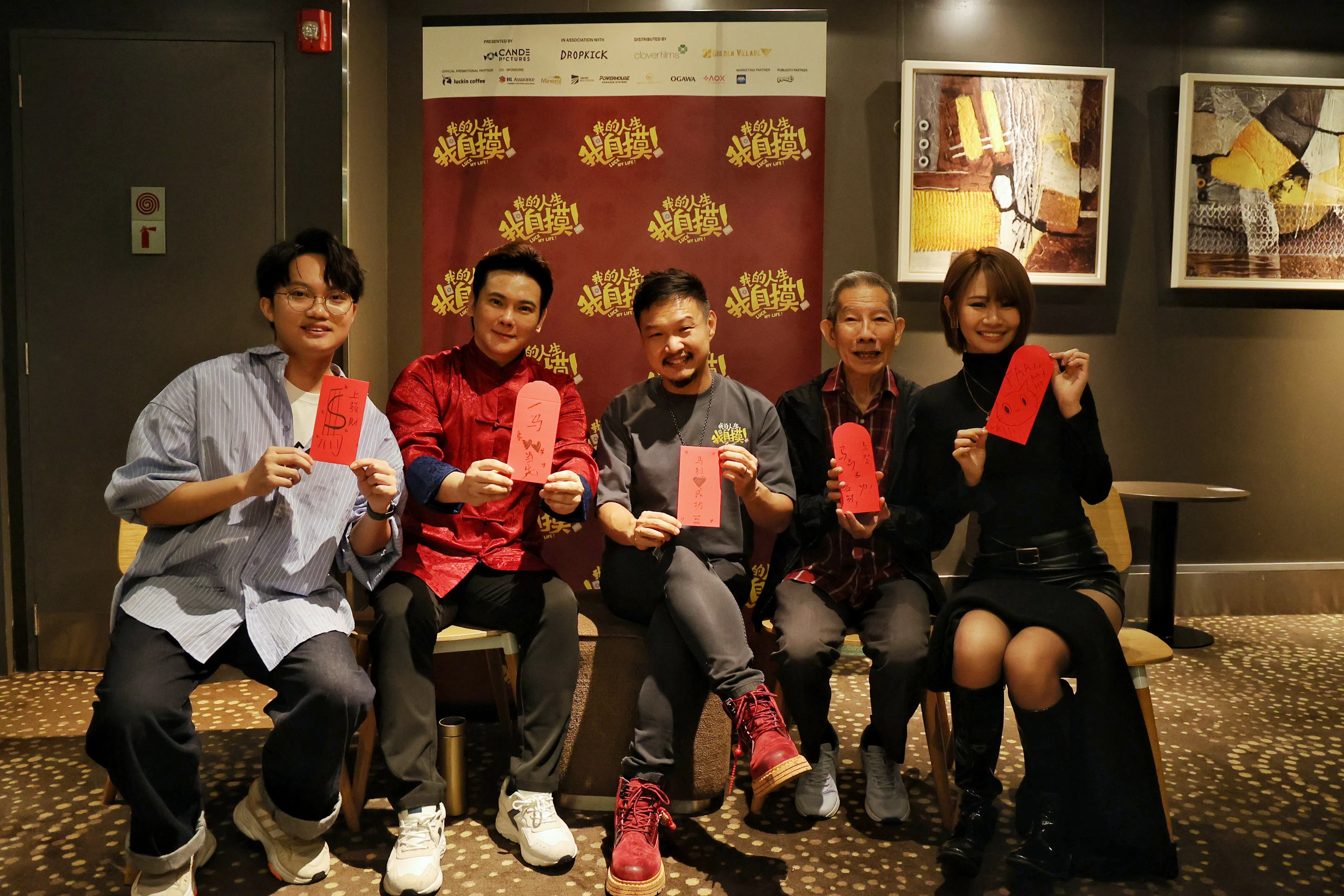 DJ陈廷丰（左起）、沈炜竣、导演王福霖、杨世彬和网红rurusama在媒体见面会上分享拍摄趣事。（新明日报）