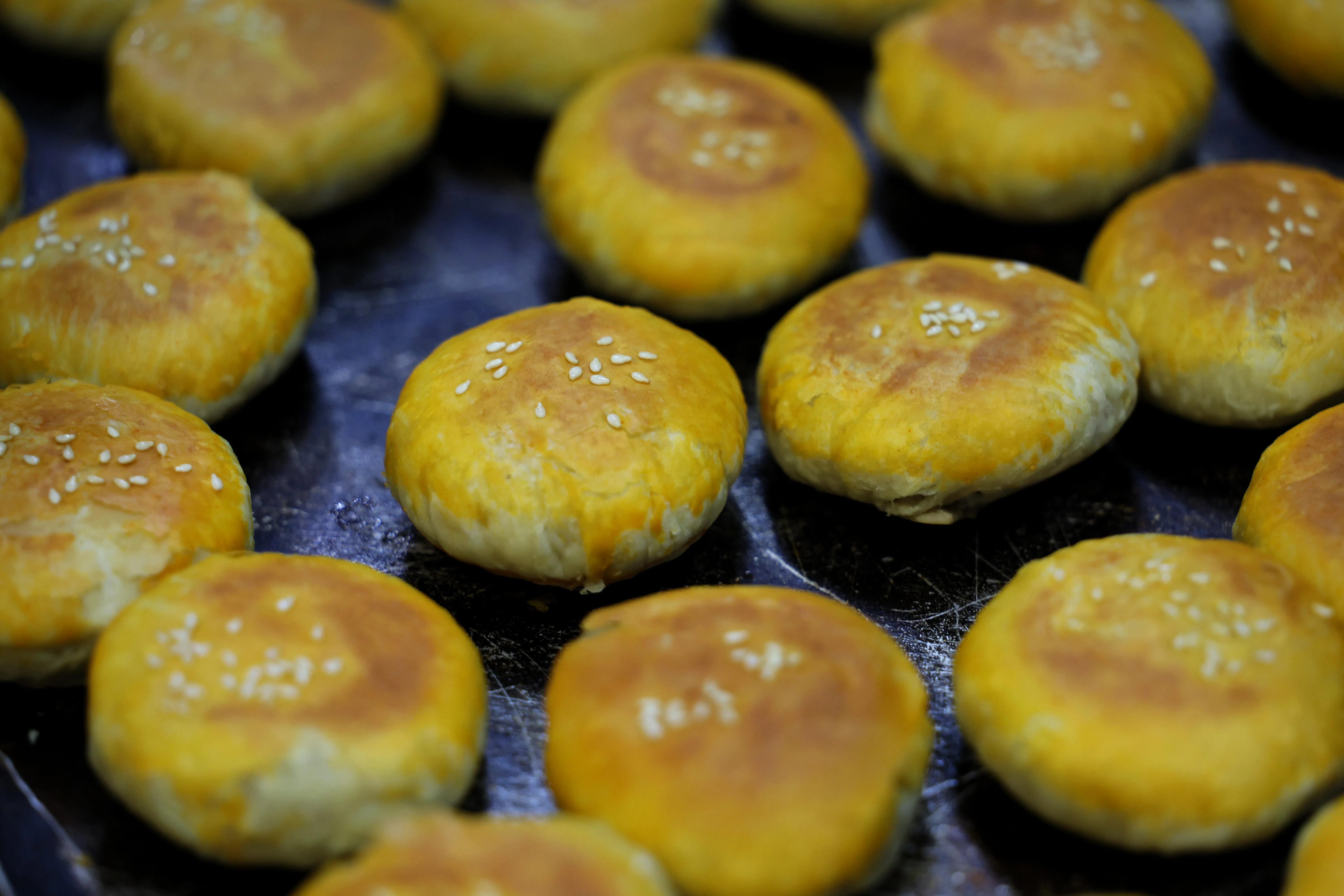 豆沙饼的口味繁多。（龙国雄摄）