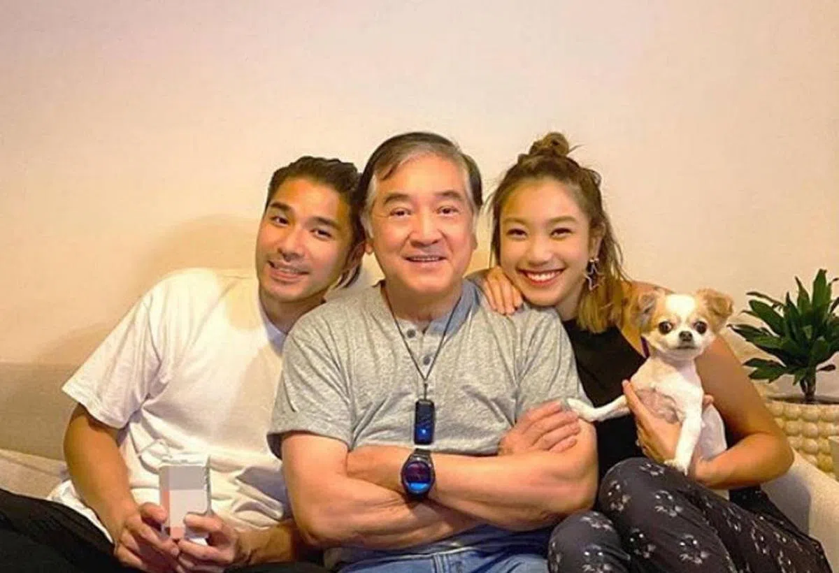 秦沛（中）今年儿子（左）娶媳妇，女儿（右）嫁夫婿，一家双喜临门。（取自艺人Instagram）