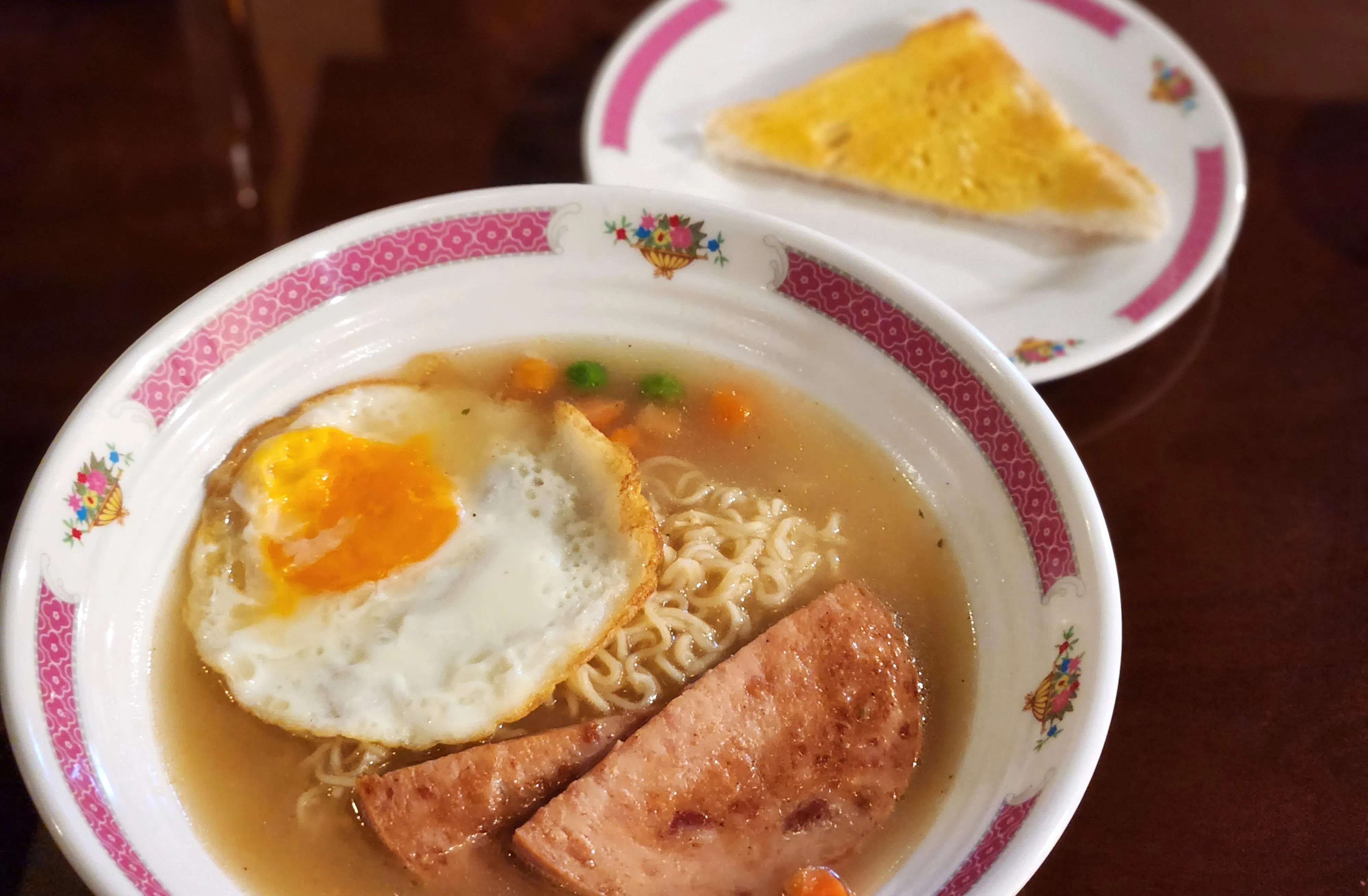 朋友小厨的餐蛋面附送一片午餐肉和西多士。（陈爱薇摄）