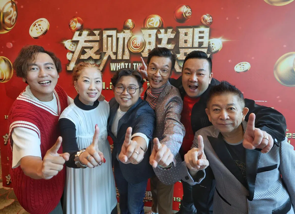 《发财联盟》汇集新马两地艺人，包括（左起）赖宇涵、莫小玲、导演赖健雄、李国煌、林德荣、程旭辉。（嘉华院线）