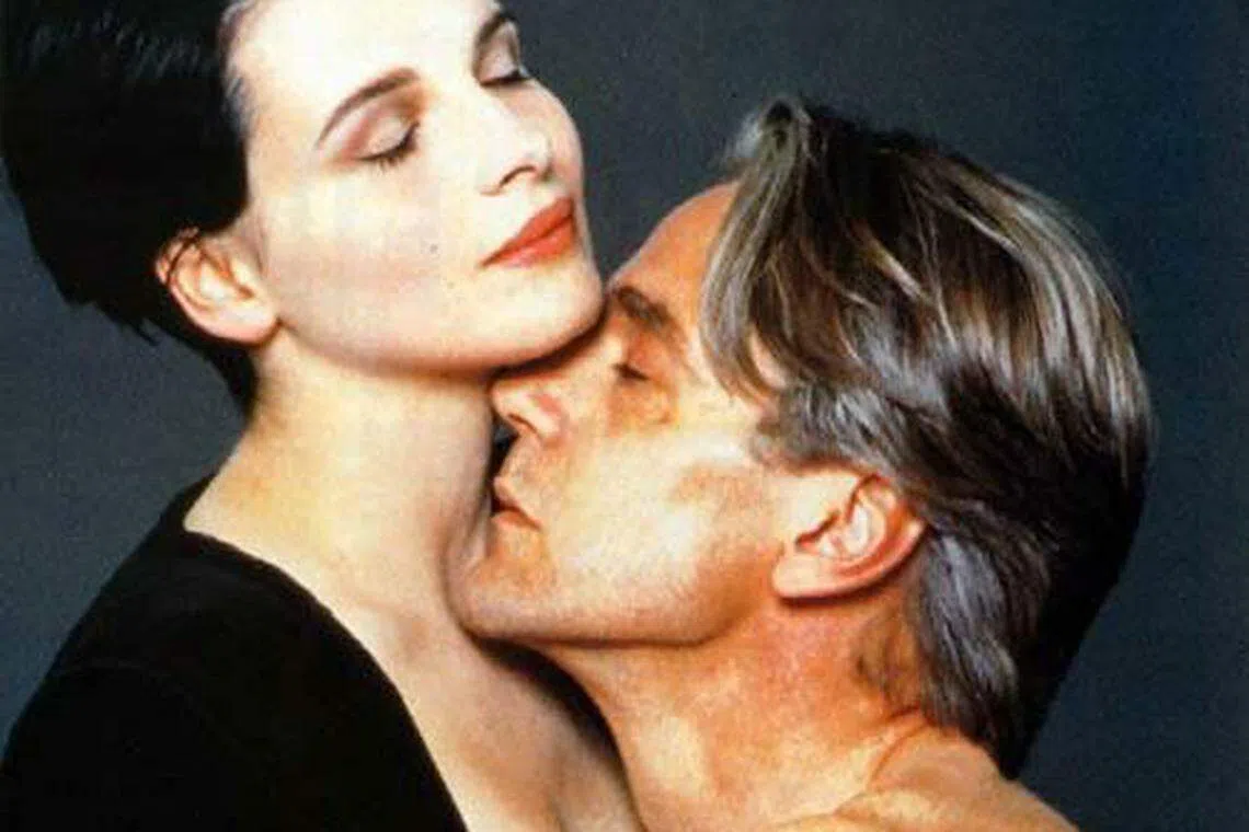 《烈火情人》的茱丽叶毕诺许（左）爱上男友的父亲。父亲由哲拉米艾恩饰演。（互联网）