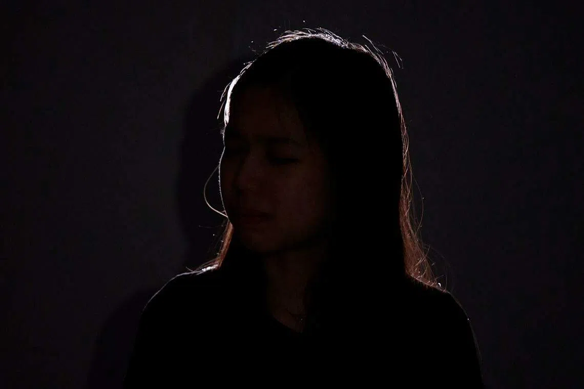 我一直戴着面具生活，我是谁？（视频截图）