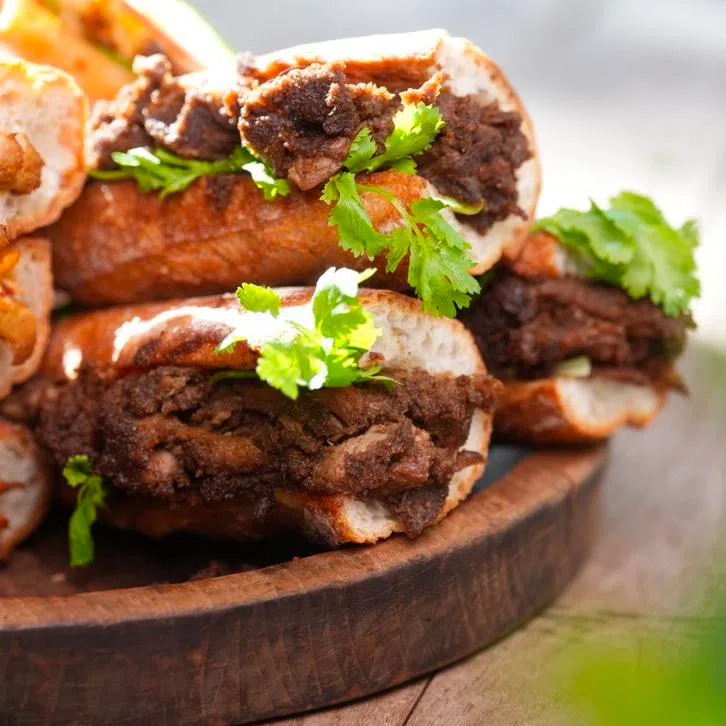 娘惹风味三文治以法式长棍面包夹酱汁鸭。（餐馆提供）