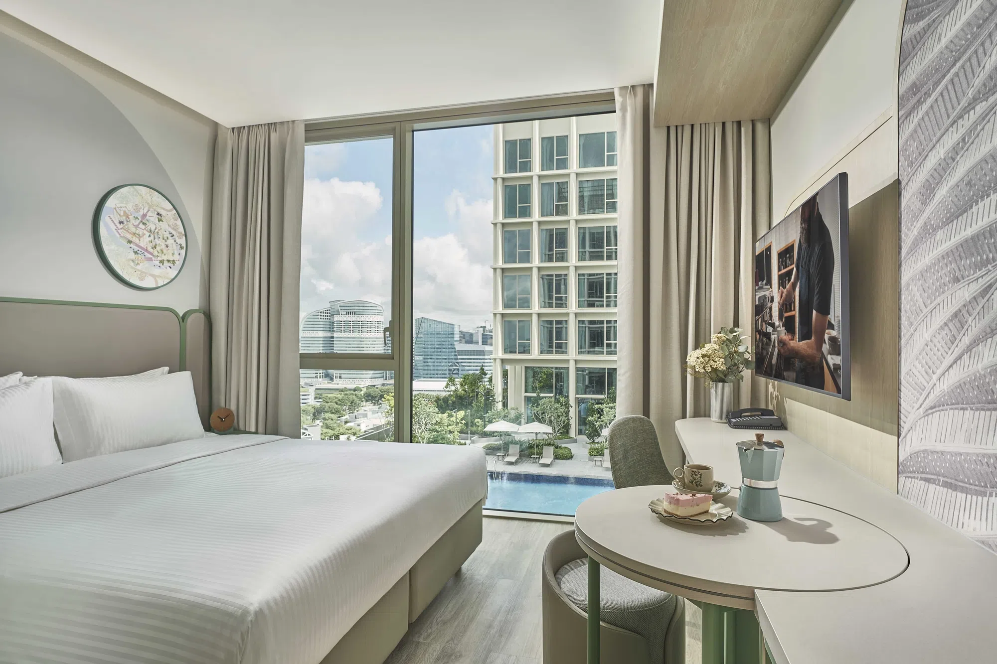 酒店针对住客的需求推出不同的房型，部分客房准备了带有滑轮的可移动圆桌，增添灵活性。（图/新加坡馨乐庭科学院公寓酒店提供）