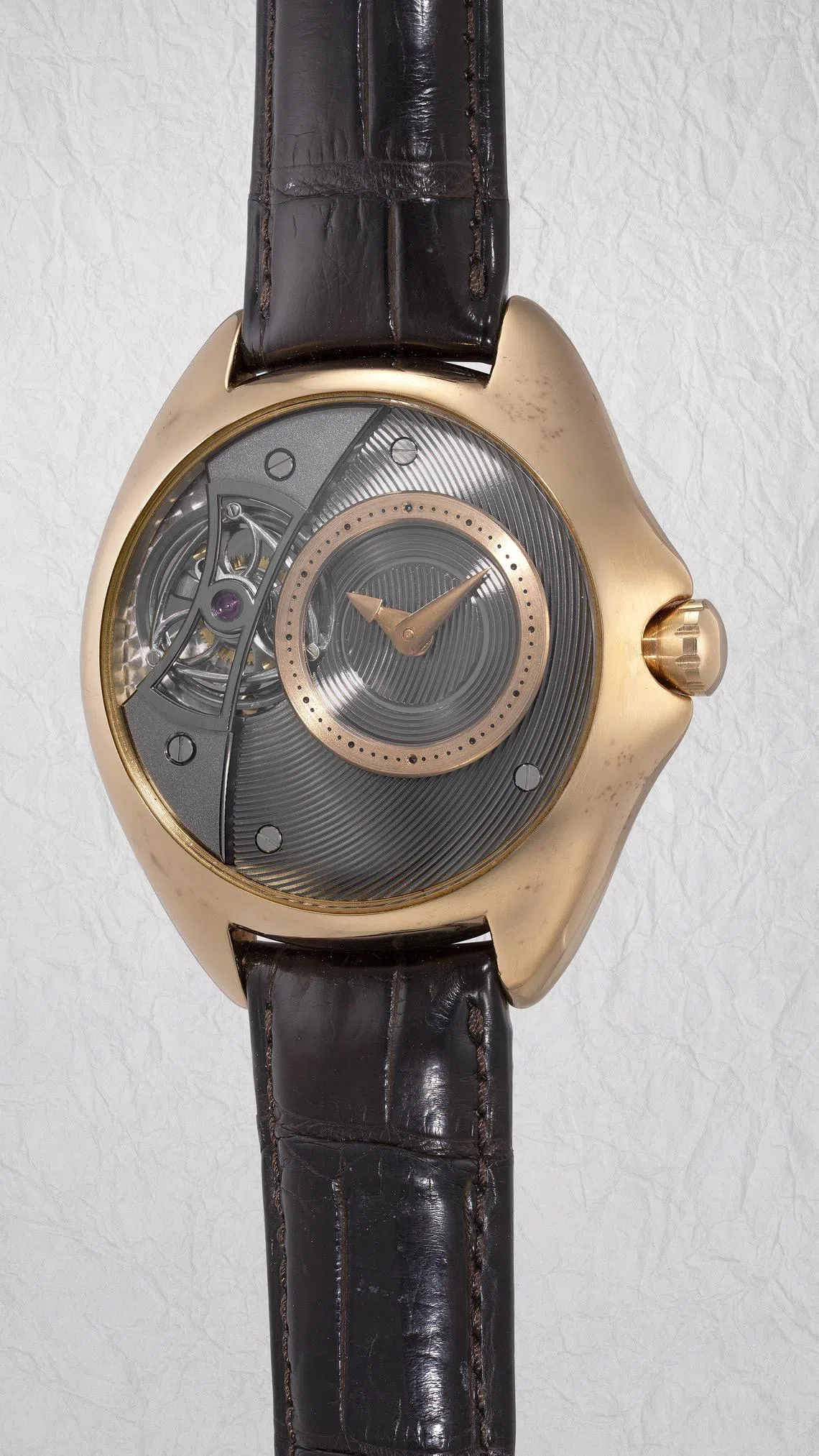 菊野昌宏接近纯手工制作的Tourbillon 2012腕表，以约40万新元成交，成为“TOKI”专场的标志性拍品。（富艺斯提供）