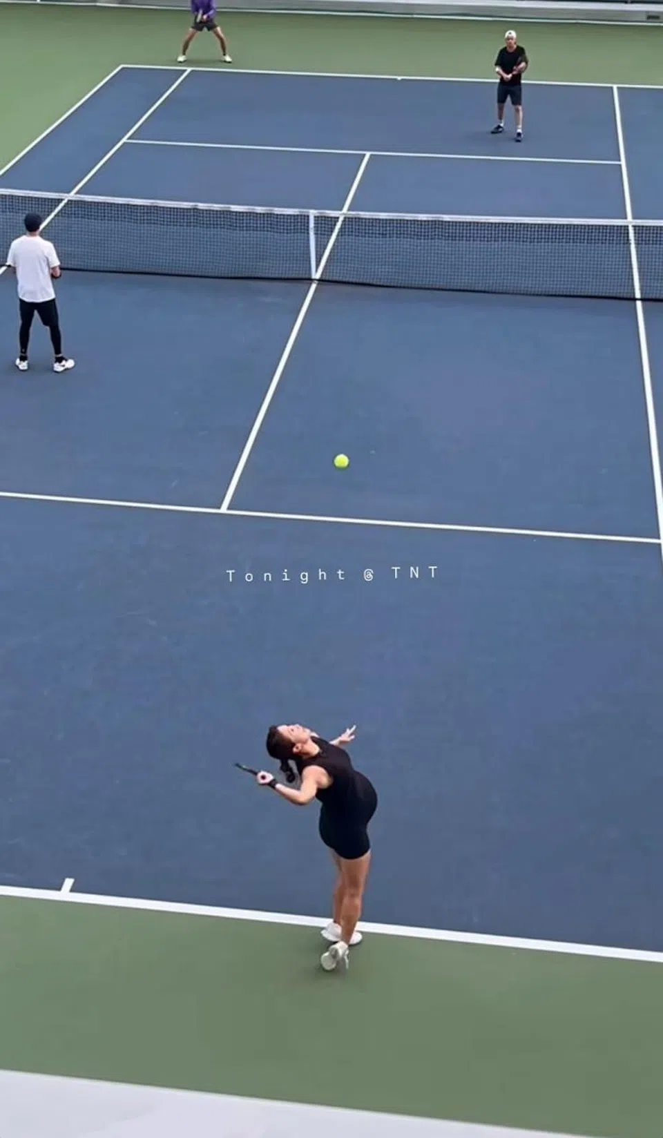 谢婷婷（前）在网球场上英姿，巨肚明显可见。（取自谢婷婷Instagram）