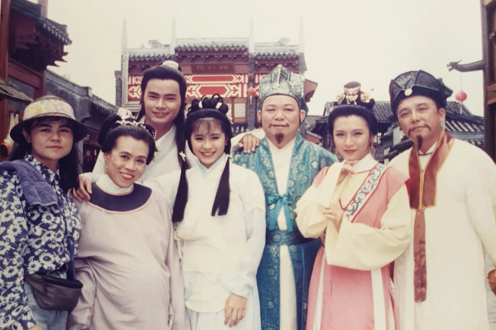 （左起）王尤红、陈美光、王沺裁、谢韵仪、唐琥、郑琬龄、周全喜在大士电视城拍摄《奇缘3之灶神》。（受访者提供）