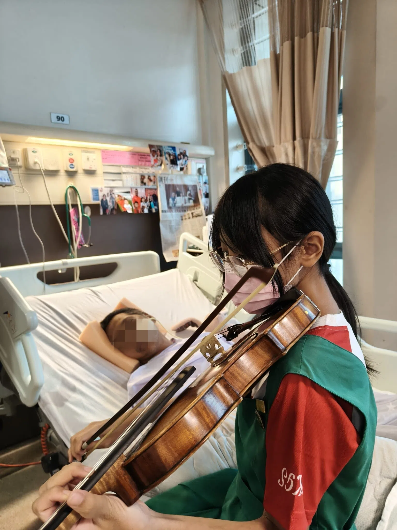郭淑琴的父亲因脑瘤昏迷数月，女儿不时到爸爸病床边为他演奏，希望他能苏醒。（受访者提供）
