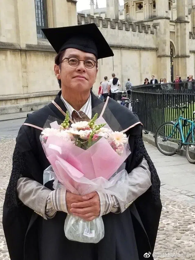 儿子2017年毕业时，谭咏麟（图）特地飞到英国出席毕业典礼。（取自谭咏麟微博）