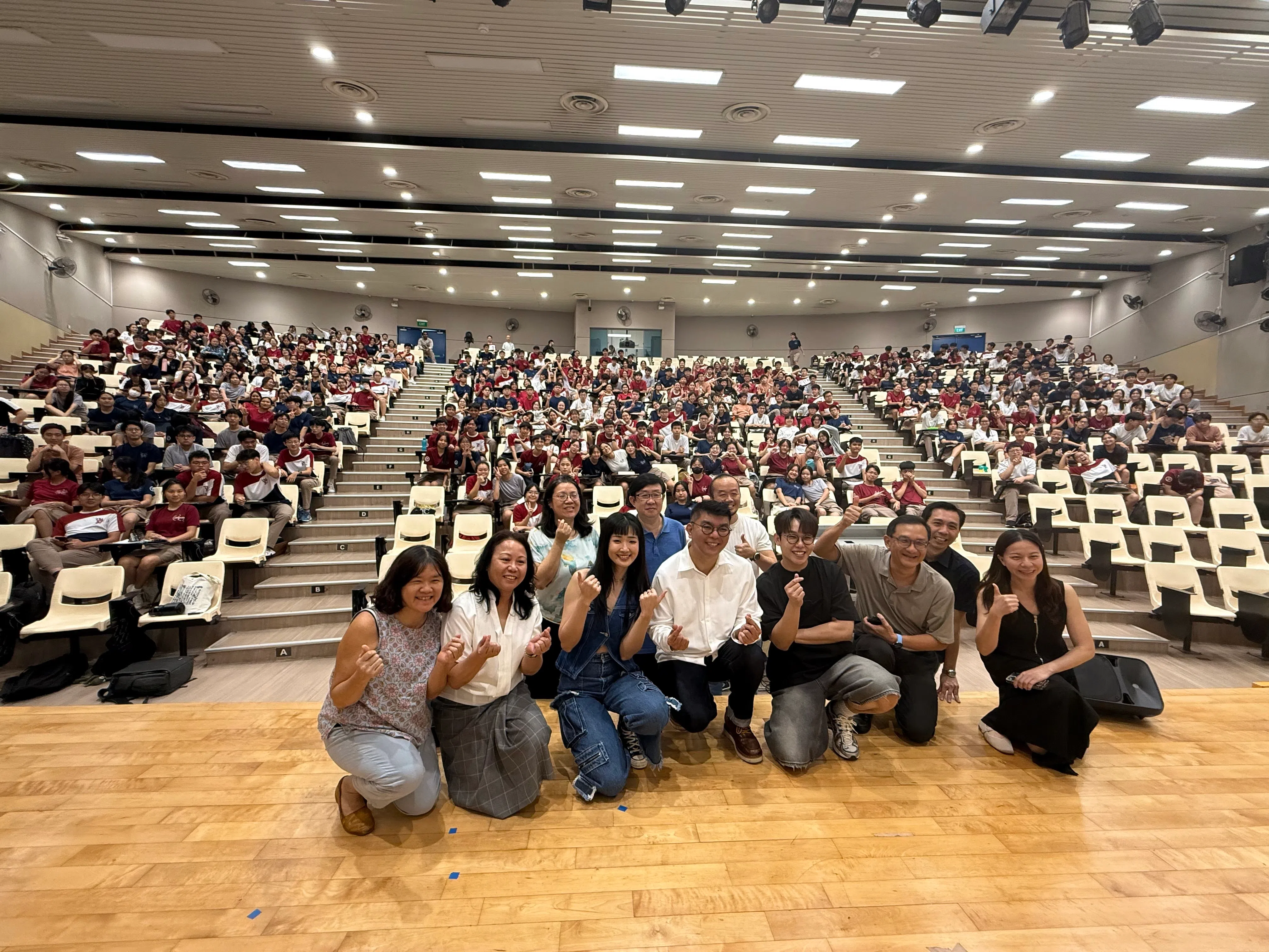 淡滨尼美廉初级学院院长冼健豪 （前排右二）、导演陈子谦（前排右四）、歌手范平庚（前排右三）和傅巧涵（前排左三），与华文部老师和高一学生合影。（联合学生通讯员摄影施策摄）