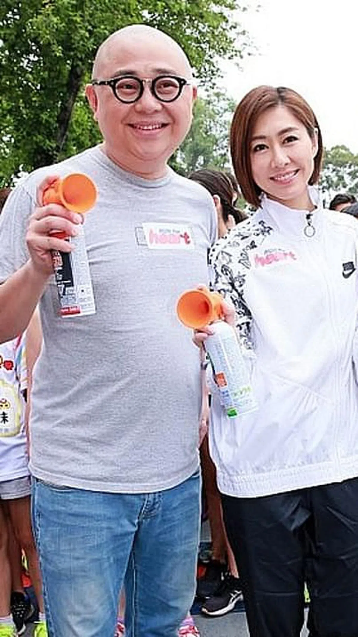 “金牌媒人”林盛斌（左）积极为胡定欣（右）牵红线。（互联网）