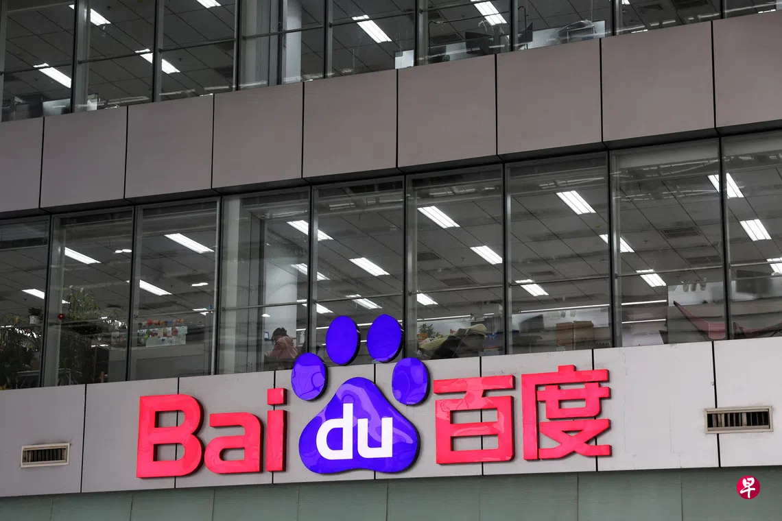 中国科技巨头百度营收连续第五个季度下滑，反映出这家搜索领域的龙头在人工智能（AI）面持续落后，同时广告业务表现低迷。图为今年3月17日摄于百度北京办公室的企业标志。 （路透社）