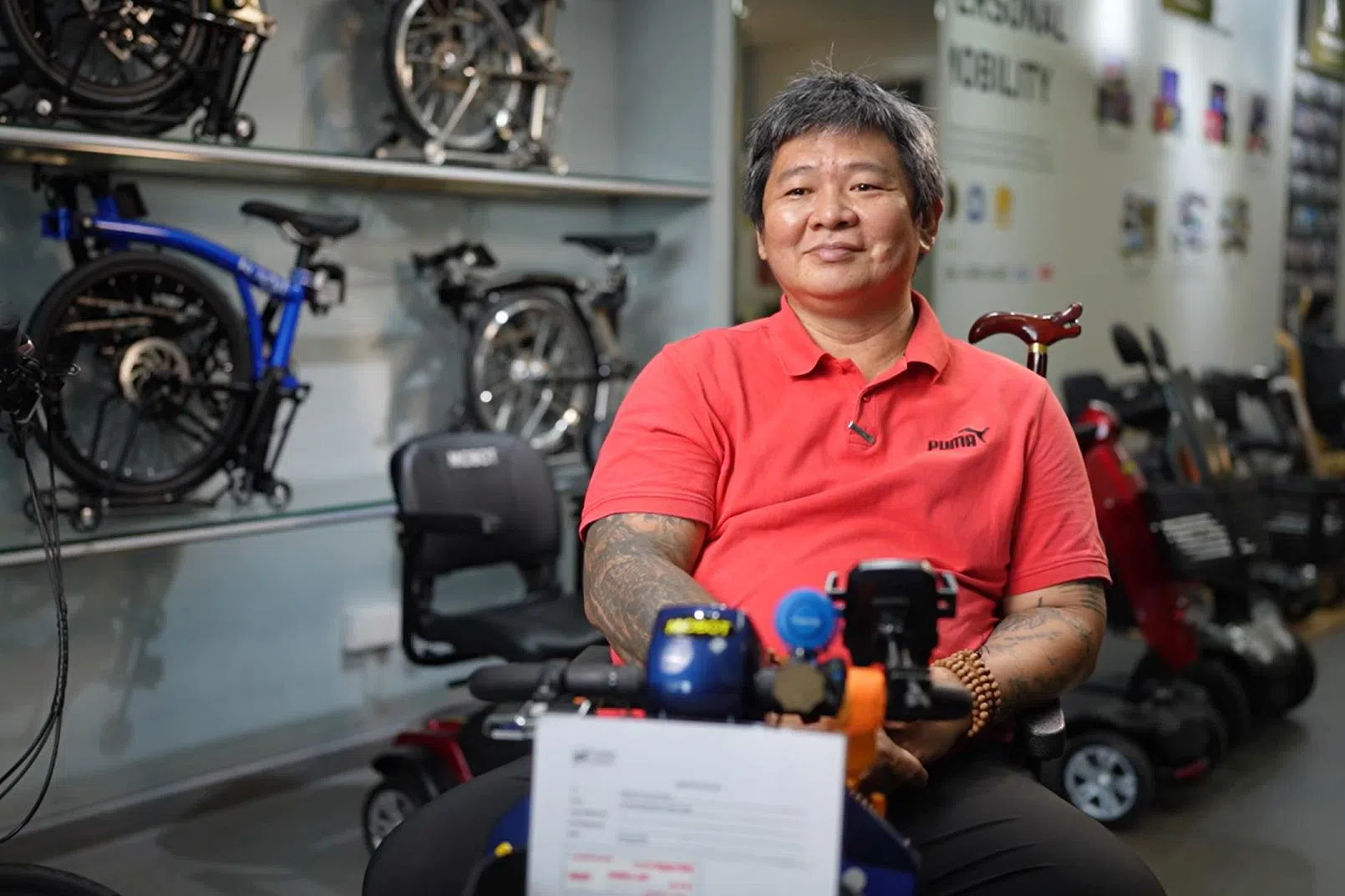 许凯成（53岁）是活跃通勤工具使用者，曾因店家声称受陆交局认证，买下了一辆并不合规的行动辅助车。（视频截图）