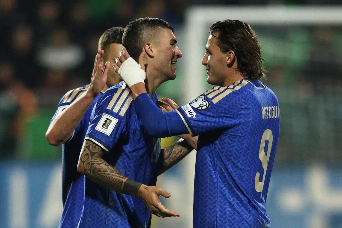 曼奇尼（右二）在第88分钟的进球，让意大利保住直接晋级世界杯正赛的一线希望。（路透社）