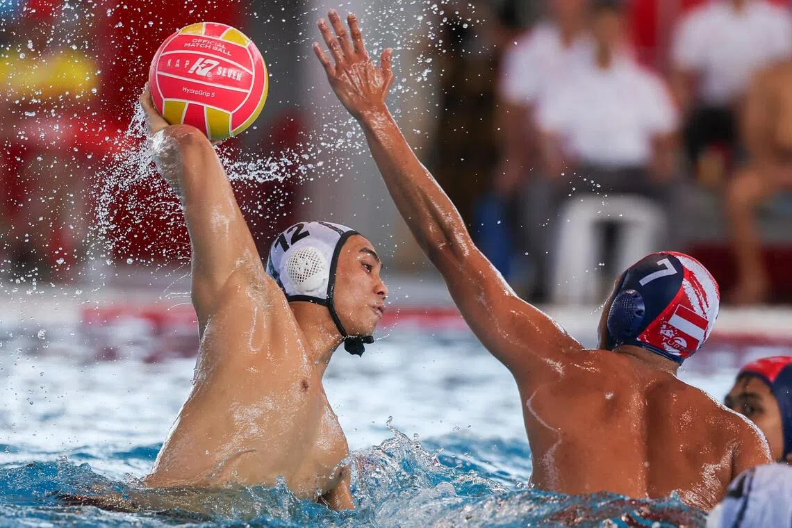 我国水球选手陆俊杰（左）共轰进五球，是全场最高得分者。（白艳琳摄）