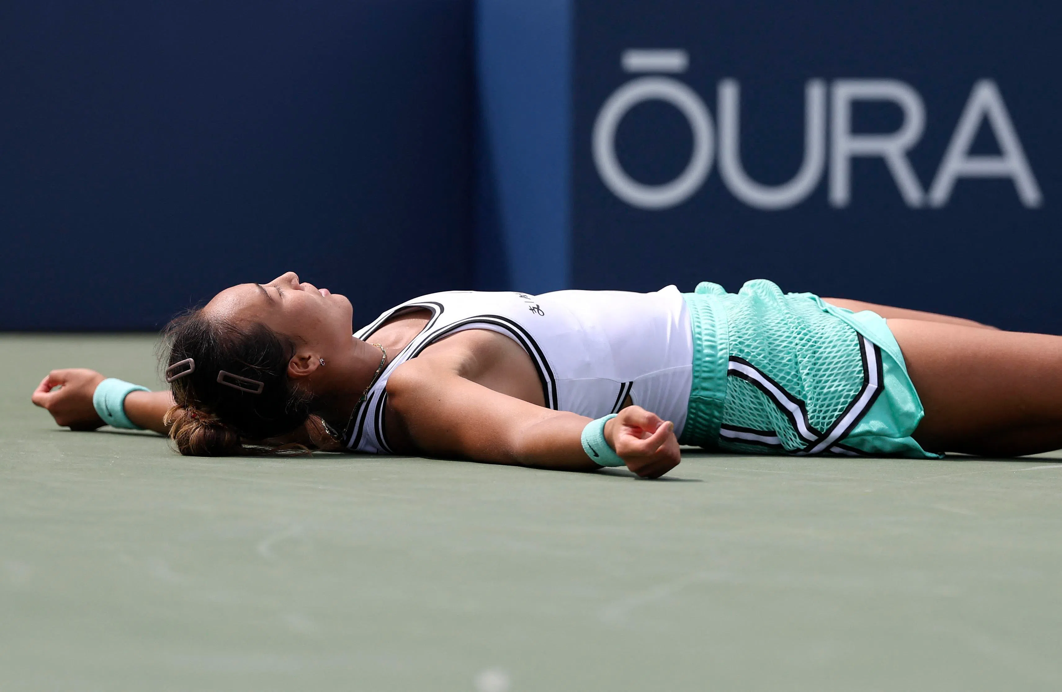 郑钦文艰难获胜后，躺在地上庆祝。（法新社）