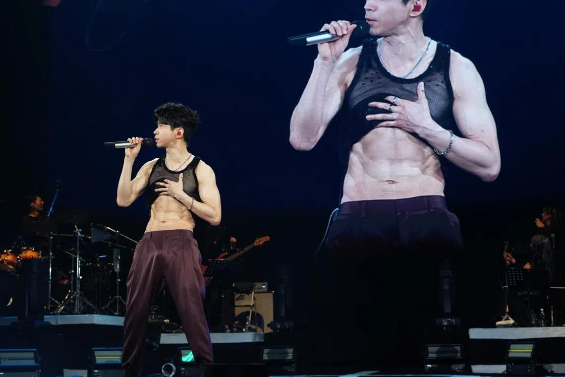 光良2024年8月在武汉的演唱会上秀腹肌。（取自光良脸书）