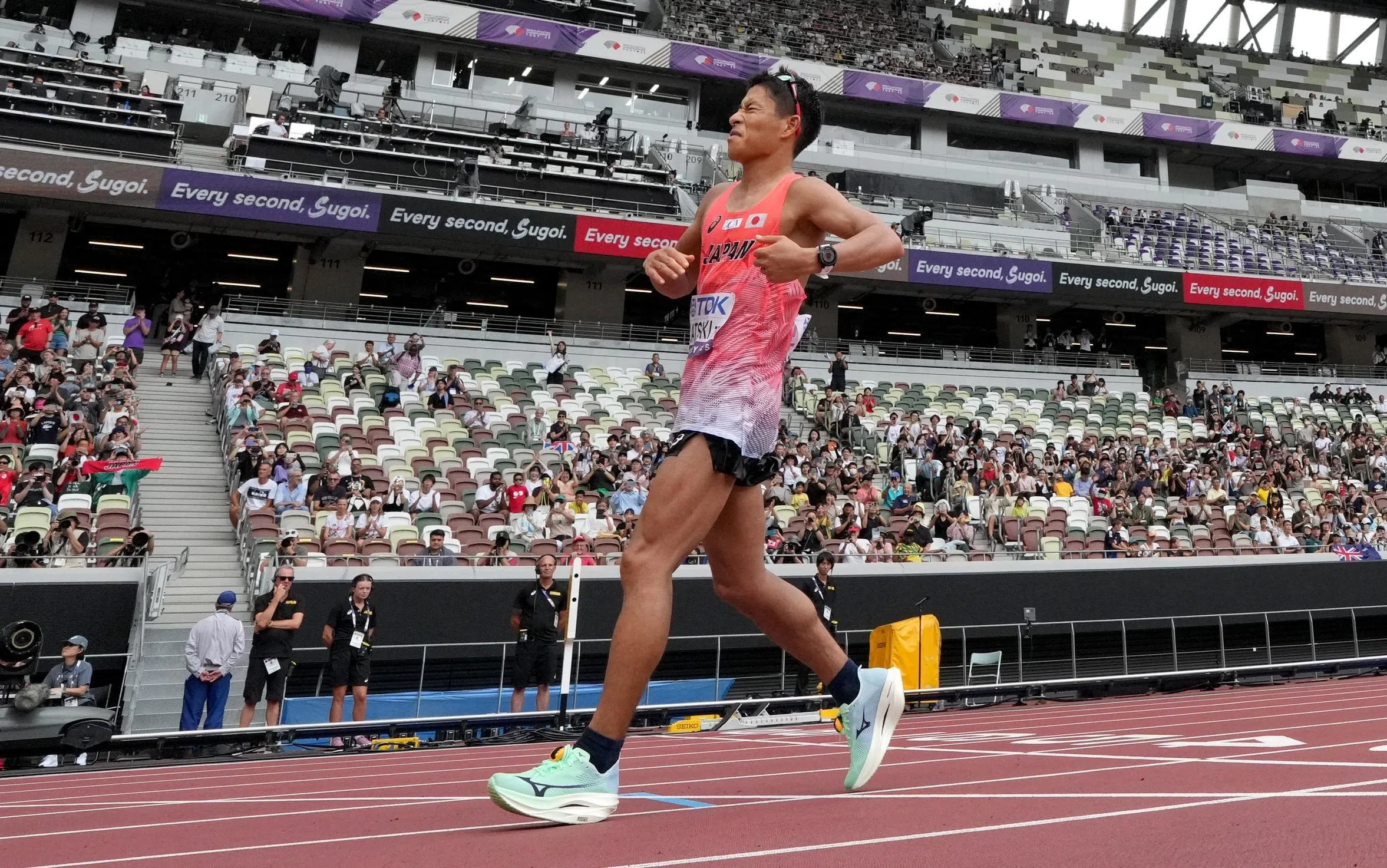 日本选手胜木隼人进入体育场时，获得现场观众的热情支持。（路透社）