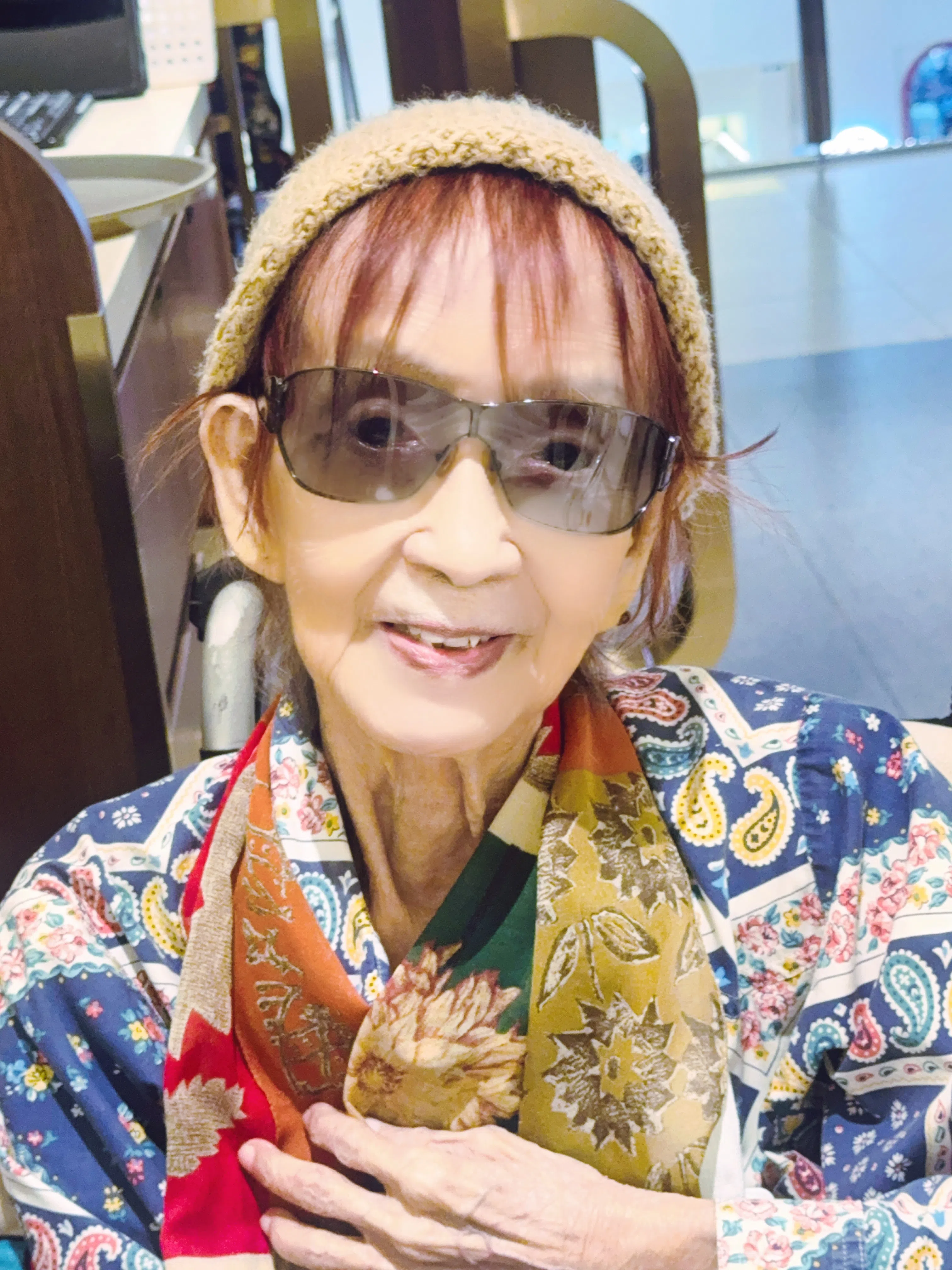 94岁的庄雪芳个子清瘦，但依然装扮时髦，对昔日风光，云淡风轻。（特约刘清华摄）