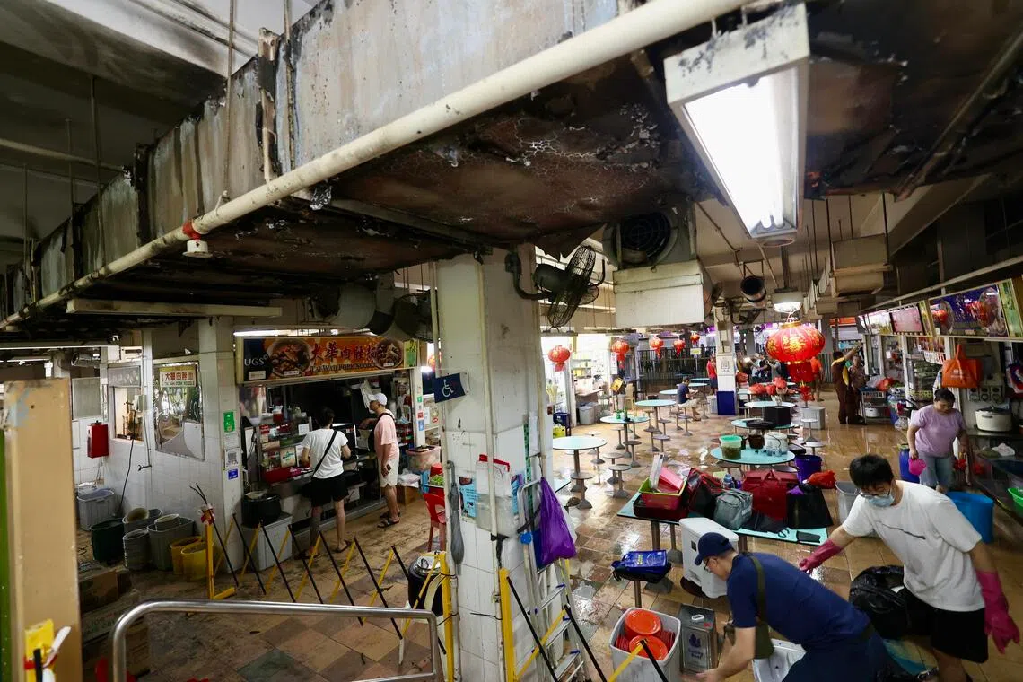 在用餐区上方的排油烟管内部起火，外部也被熏黑。（邝启聪摄）