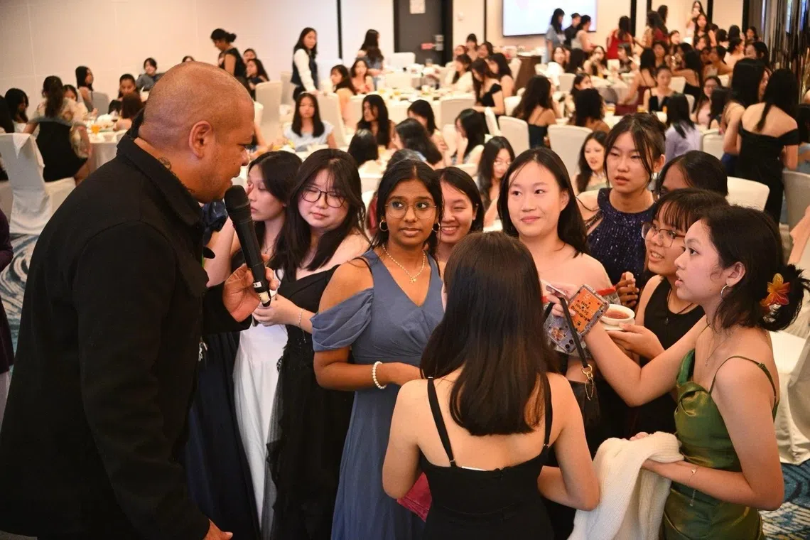 毕业典礼中的第二个游戏项目为“寻宝游戏”，各桌学生齐心协力，从现场物品中找出15样以字母“C”开头的物品。（克信女中提供）