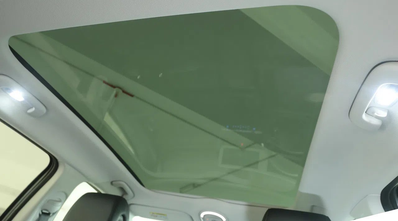 全景天窗让车子更显宽敞明亮。（邬福梁摄）