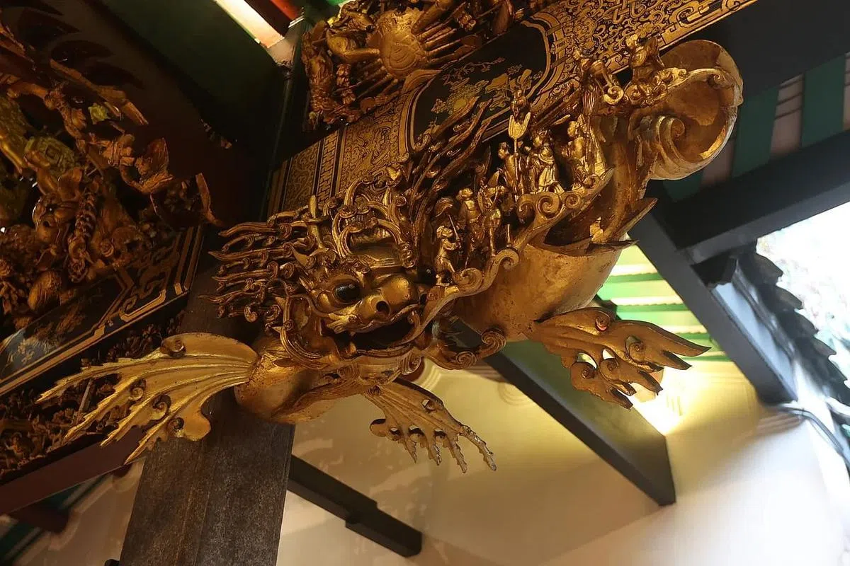 粤海清庙殿中左右两侧梁上龙呈现出不一样的造型，是“对场作”的杰作。（关俊威／摄影）