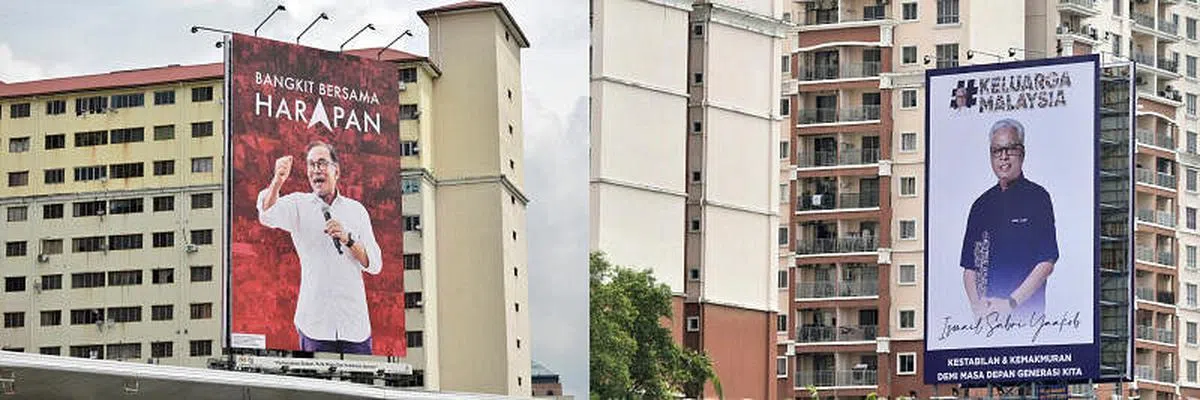 希盟和国阵的“海报男孩”遥遥相望！公正党主席安华和看守首相依斯迈沙比里的大型看板，耸立在吉隆坡新街场大道收费站前方，非常显眼。两个看板相隔不到500米，形成对垒局面。 （谢智扬摄）