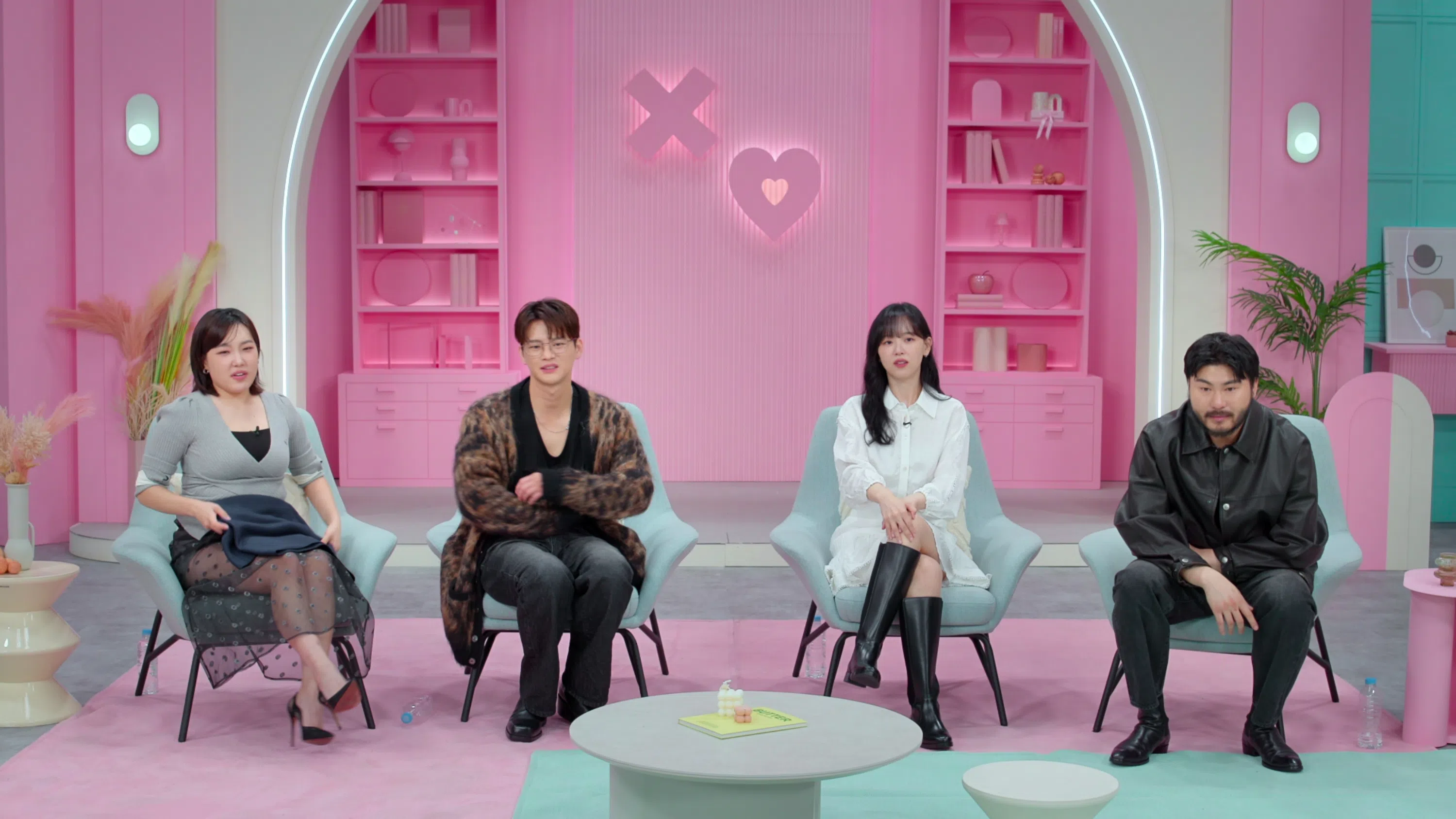 李恩智（左起）、徐仁国、姜汉娜和Car, the Garden在节目中担任主持人兼导师身份。（Netflix提供）