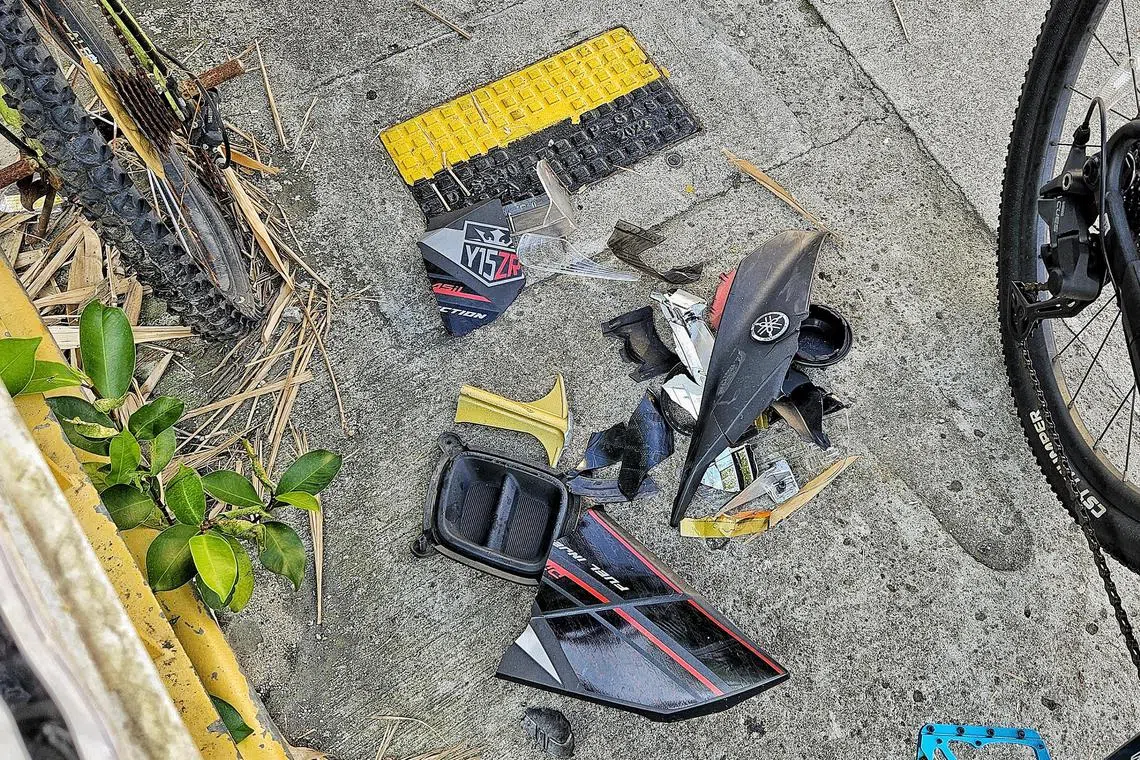 记者走访事发地点时，地上还留下一大片血迹，路旁还可见到电单车零件碎片。（徐颖荃摄）