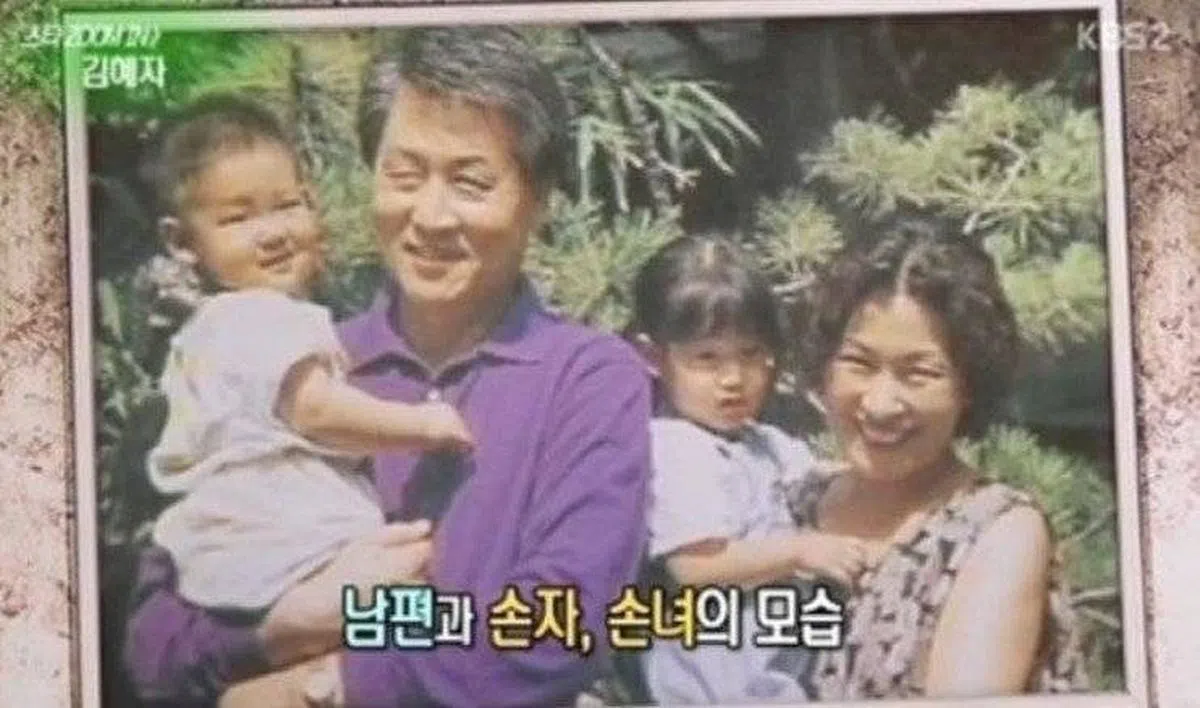 金惠子与老公各抱着孙子孙女合影。（互联网）