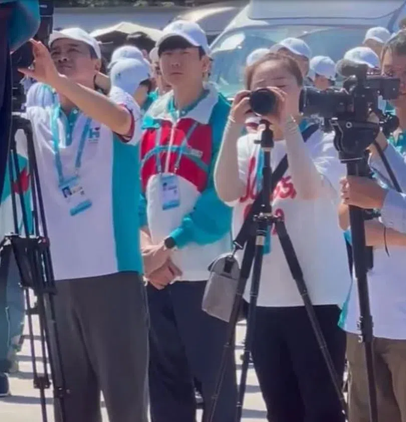 林俊杰（中）顶着大太阳出席捐赠大会。（互联网）