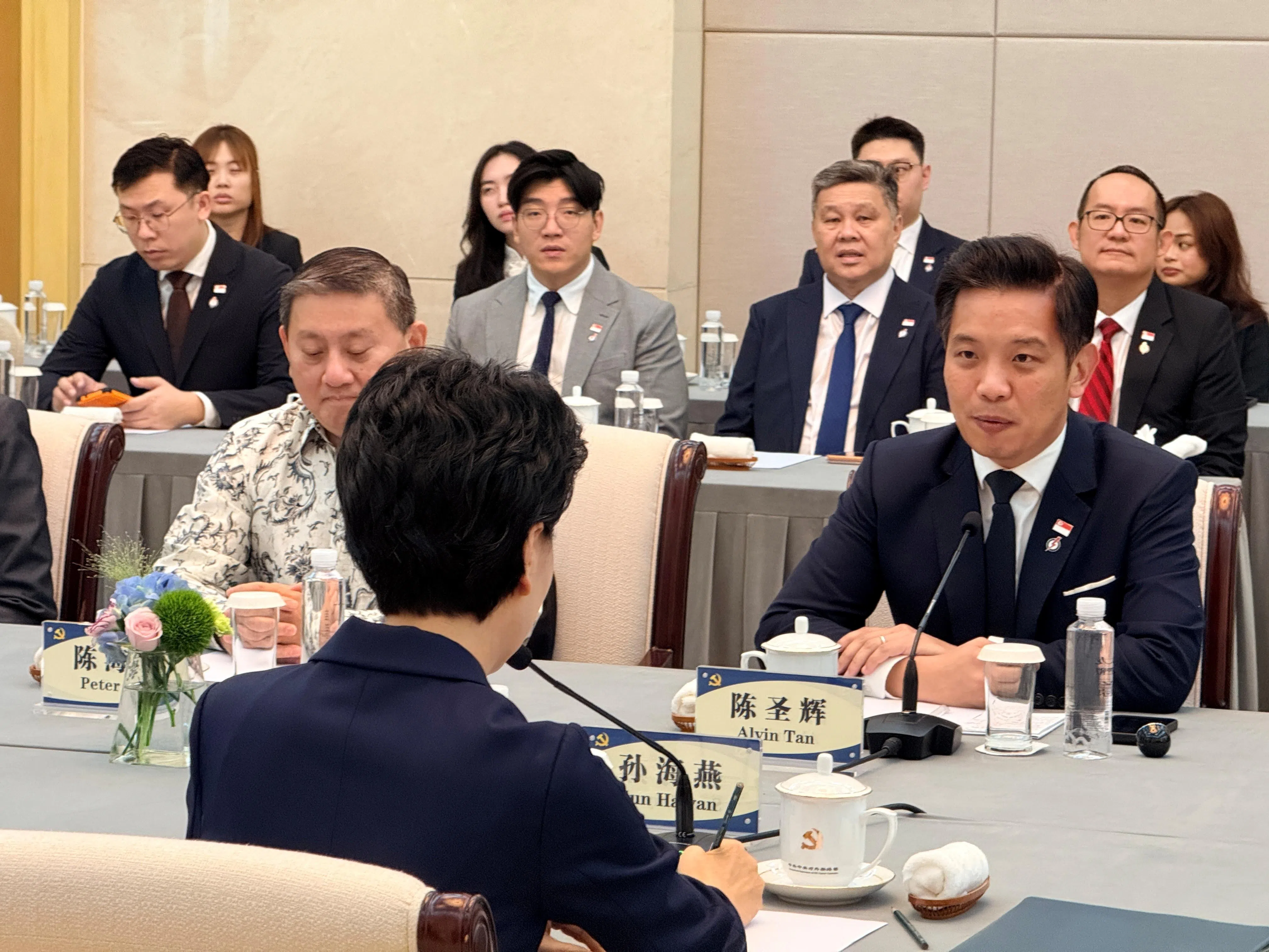 陈圣辉（右一）星期三在北京与中共中央对外联络部副部长孙海燕会面。（人民行动党提供）