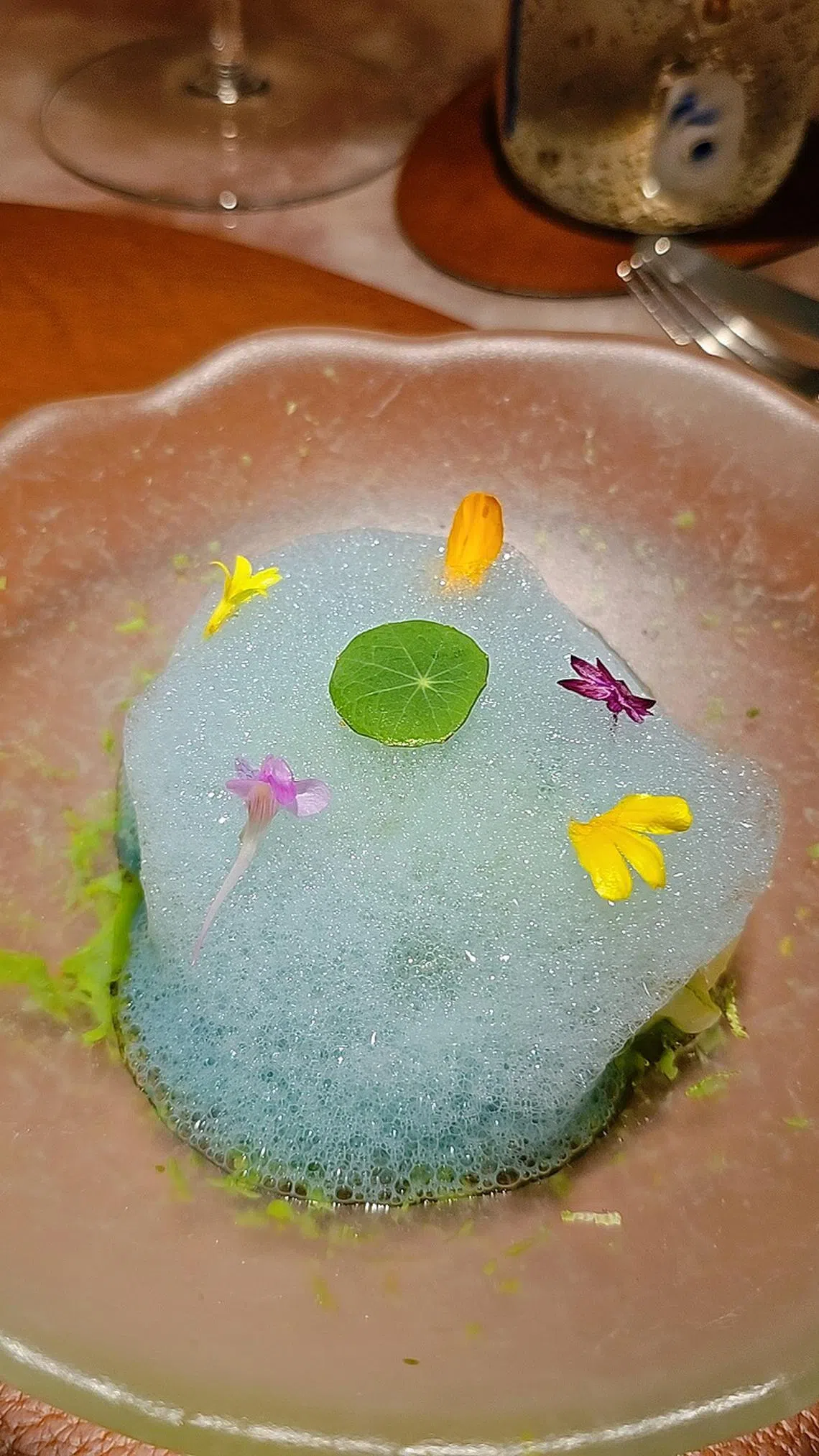 前菜带子摆盘经过设计，铺上一层绿藻泡沫，云朵感代表太平洋海面上的雾气层。（黄亿敏摄）