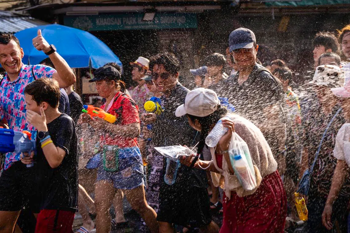 游客与当地人同欢，乐在其中。（蔡光发摄）
