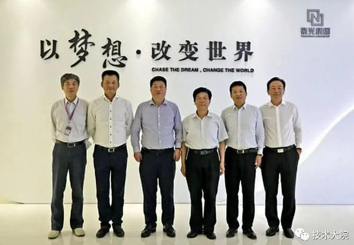 丁文武和大基金与近期被查的另外四名高管有着盘根错节的关系。左起紫光集团联席总裁刁石京，华芯投资总裁路军，紫光集团董事长赵伟国，国家集成电路产业投资基金总裁丁文武，紫光集团总裁张亚东，紫光集团联席总裁齐联。（互联网）