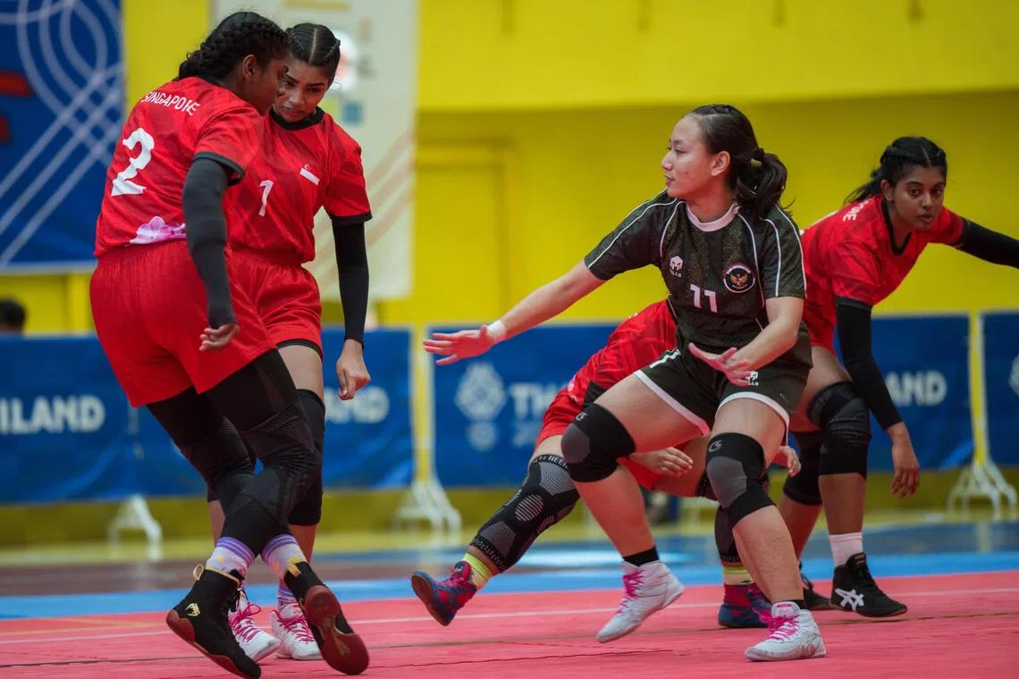 我国卡巴迪女队（红衣）先是不敌印度尼西亚，过后收获东帝汶退赛礼，仍摘下一枚铜牌。（新加坡体育理事会提供）