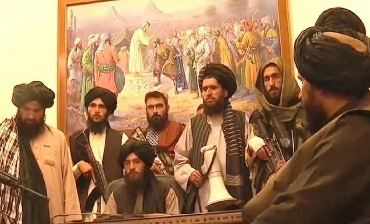 塔利班武装人员昨天控制喀布尔的阿富汗总统府（视频截图）