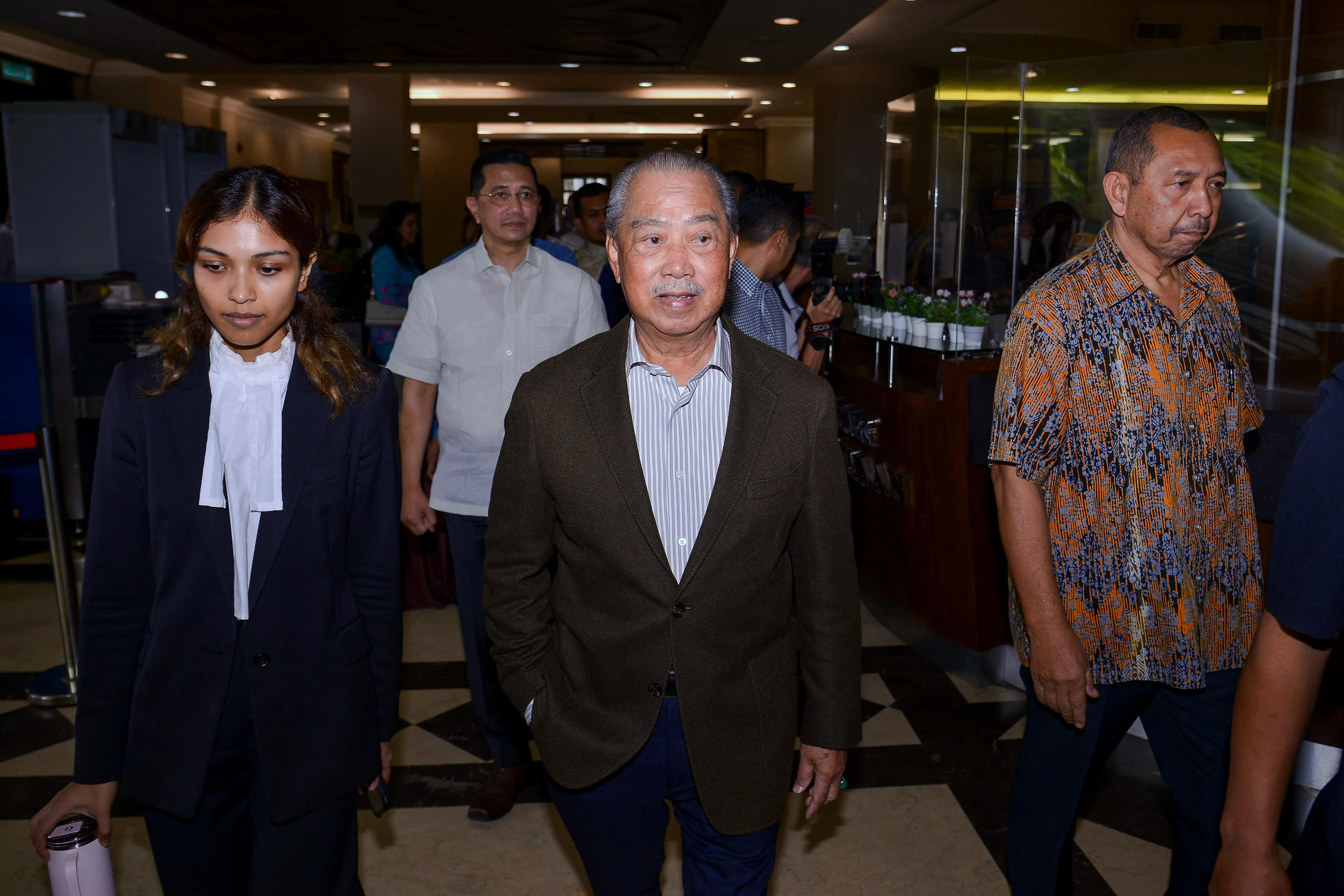 马国前首相慕尤丁星期四（8月27日）在吉隆坡法庭大厦的反贪污特别法庭，面对选择性招标计划滥权及洗钱案的审讯。（马新社）