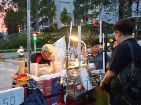 现场也至少有三辆流动冰淇淋车到场设摊，不少出席者都购买解暑。（卢慧菁摄）