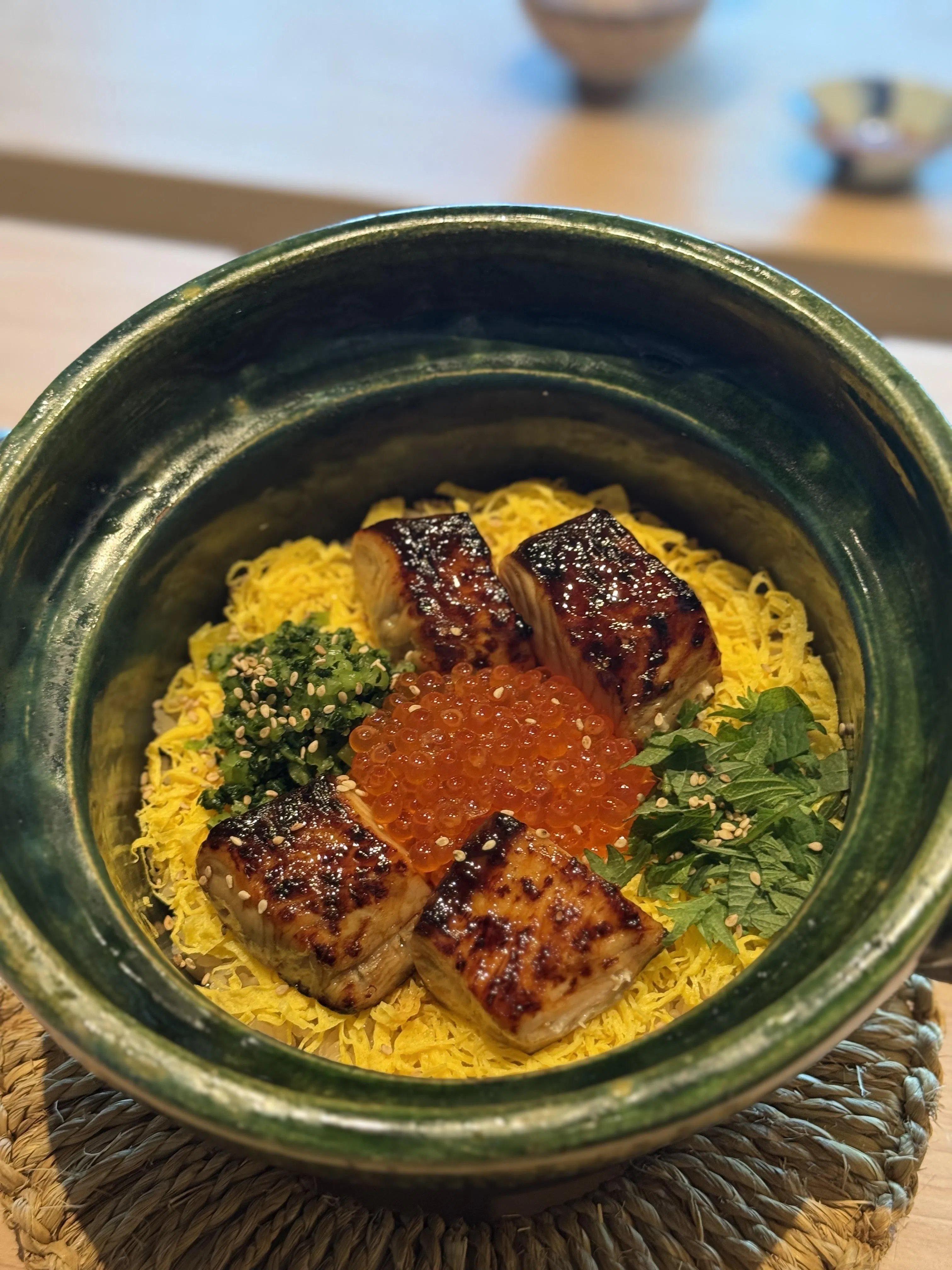 缟鲹鲑鱼子土锅饭，米饭金黄焦香，颗颗分明，缟鲹鱼与鲑鱼子铺陈其上，鲜味浓郁，层次丰富。（叶晓虹摄）