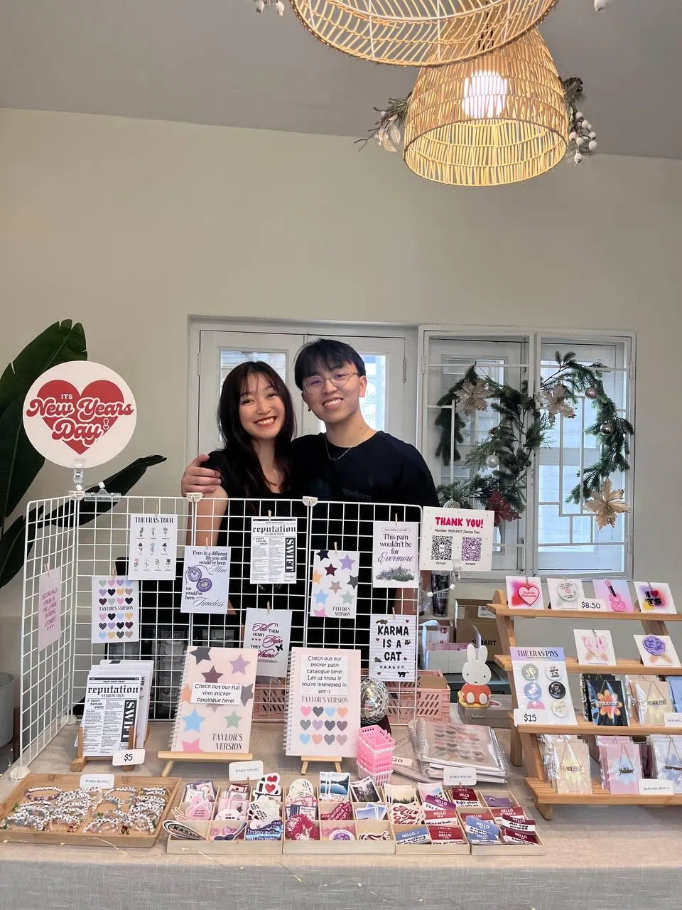 周边产品生意由林姵萱与男友两人经营，她负责设计和营销，男友则负责物流和财务。（受访者提供）